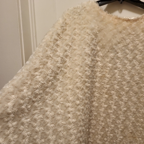 Poncho, Cape Women's Faux Fur Cream rosettes design one size - Picture 4 of 10
